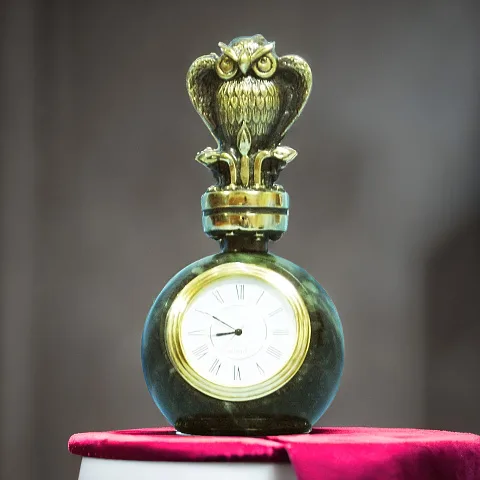 Настольные часы «Сова на шаре» из бронзы и змеевика — необычный подарок