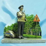 Подарочный бронзовый сувенир «За безопасность движения» — фотография 2