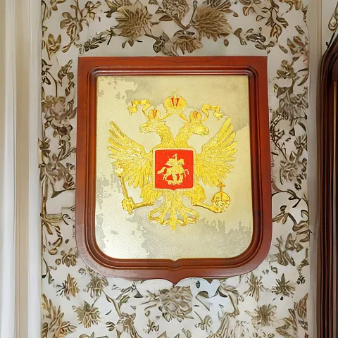 Плакетка «Герб России» из латуни и дерева — красивый подарок
