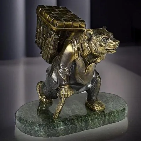 Ручная работа: Статуэтка «Медведь с коробом» со змеевиком
