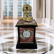 Подарочные настольные часы «Пётр I» из яшмы — фотография 1