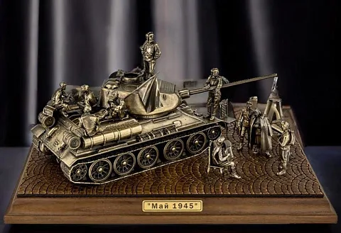 В подарок: Диорама «Май 1945 года. Победа в Берлине», бронза и ясень, 1:35