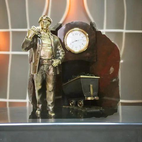 Часы «Покоритель недр» с яшмой и долеритом — красивый подарок