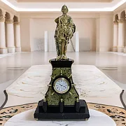 На память: Настольные часы «Пётр I» из змеевика и долерита — фотография 1